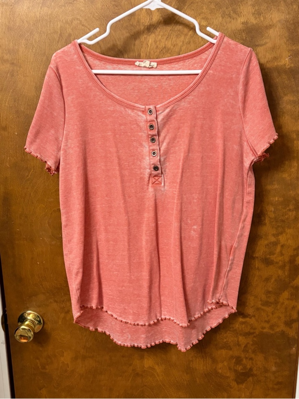 Distressed Washed Coral Short-Sleeve Henley Tee. Women’s ribbed size Large L